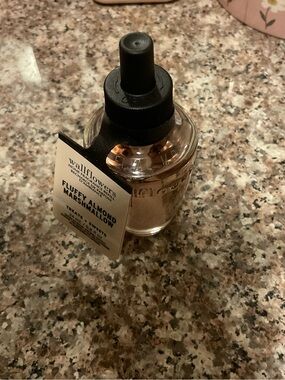 Wallflowers Plug-In Fragrance Refill - Fluffy Almond Marshmallow (Light Amber)